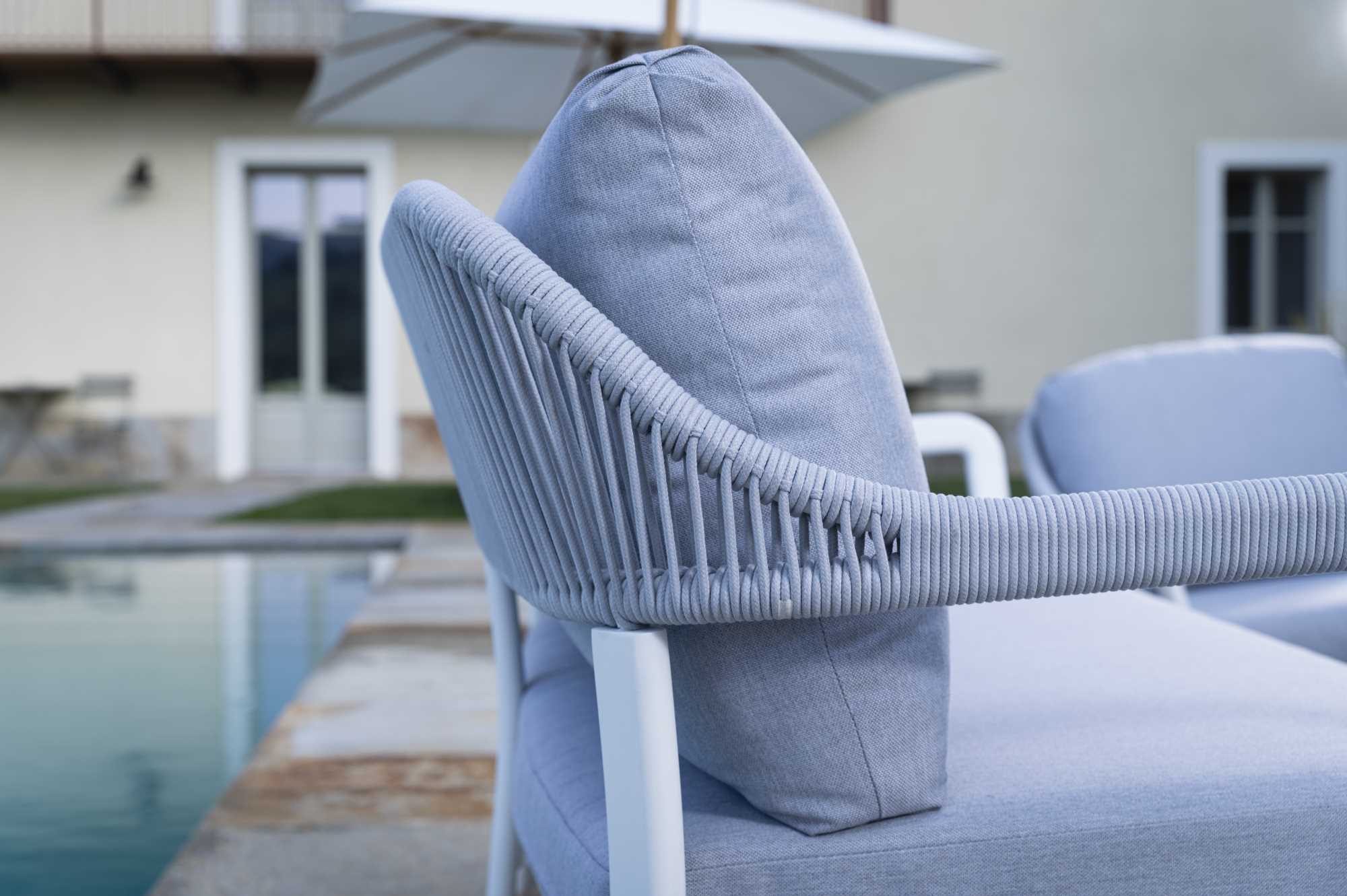 Salotto alluminio Tilden 2 posti biancoc/cuscini e corda grigio chiaro